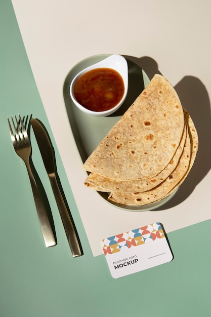 Delicioso arreglo de roti en la mesa con tarjeta de maqueta