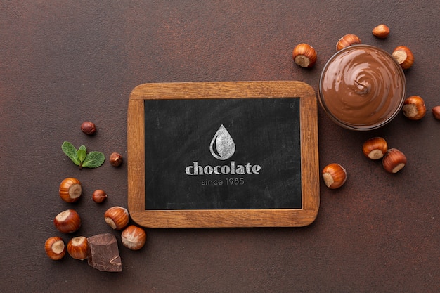 Delicioso chocolate com maquete do quadro-negro