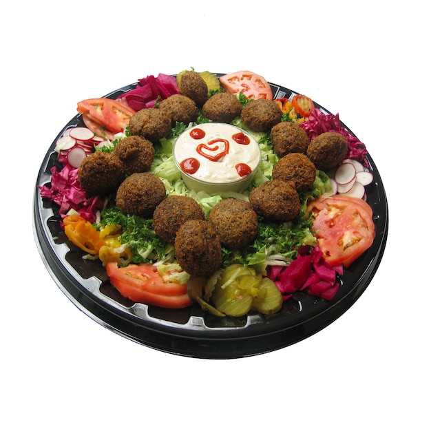 Un delicioso plato de falafel con hummus y verduras frescas