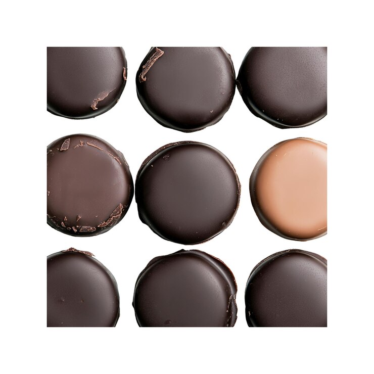 PSD deliciosos dulces de chocolate oscuro en un patrón de cuadrícula