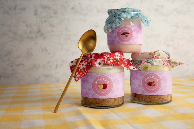 Deliciosos frascos de sobremesa e colher de ouro