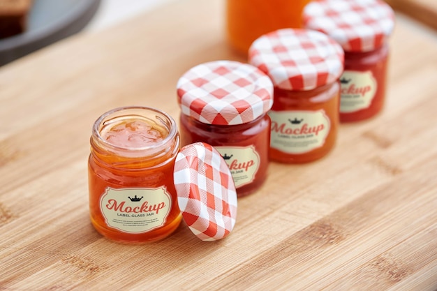 Deliziosa marmellata in vasetto di vetro con etichetta