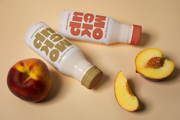 Deliziose pesche e mockup di yogurt