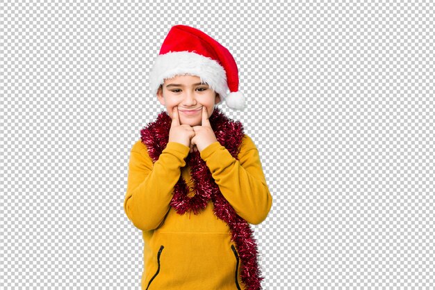 Der kleine Junge, der den Weihnachtstag trägt einen Sankt-Hut feiert, lokalisierte das Zweifeln zwischen zwei Wahlen.