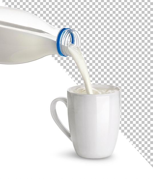 Derramando leite de uma garrafa de plástico em um copo de cerâmica isolado