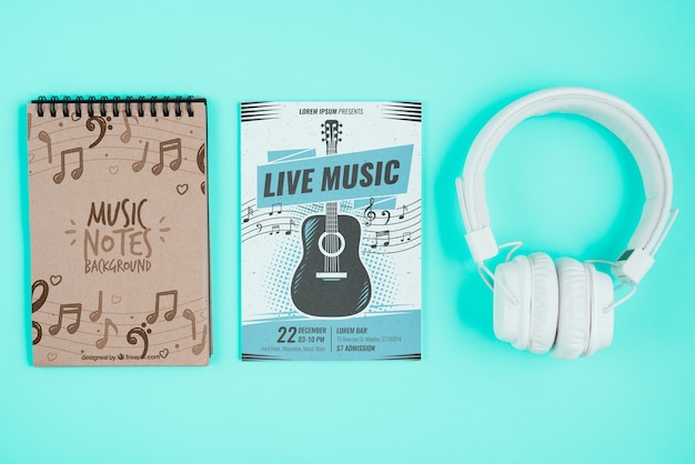 Design con note musicali su notebook