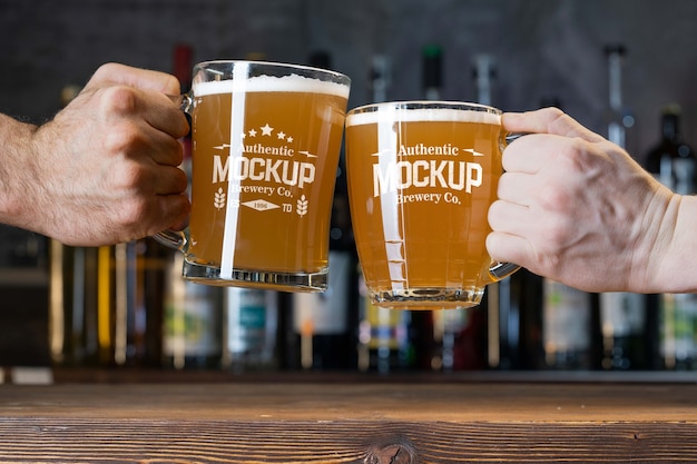 Design de maquete de caneca de cerveja de vidro transparente