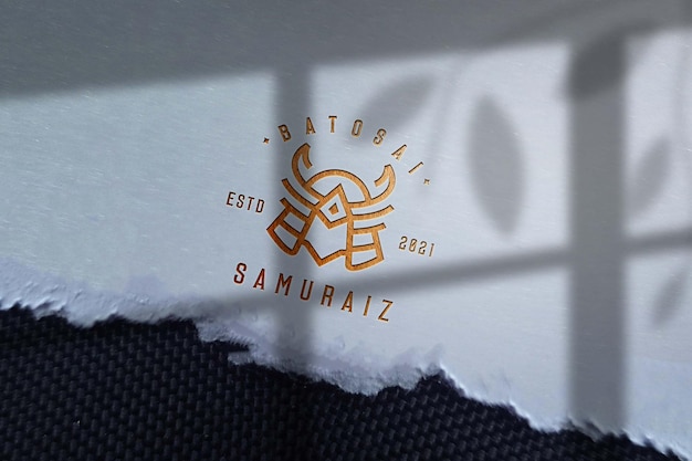 Design de maquete de logotipo de papel dourado 02