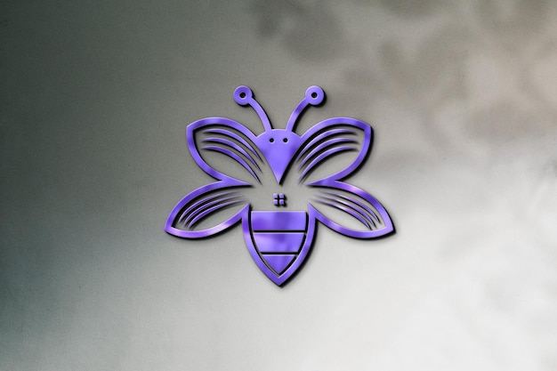 Design de maquete de logotipo roxo na parede cinza com sombra de folha