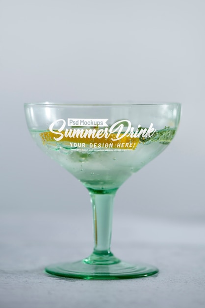 Design de maquete de vidro de bebidas de verão
