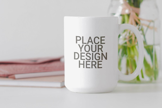 Design de maquete minimalista de copo de caneca de café realista