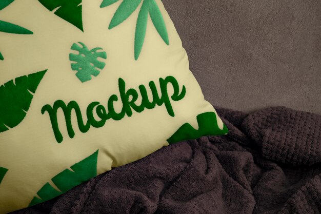 Design de mock-up de almofada com padrão de folhas