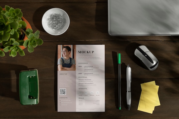 PSD design de mock-up de cartão do dia do trabalho com artigos de papelaria