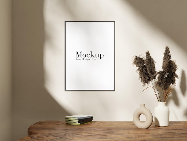 Design interior minimalista com uma moldura em branco pendurada na parede com mesa de madeira