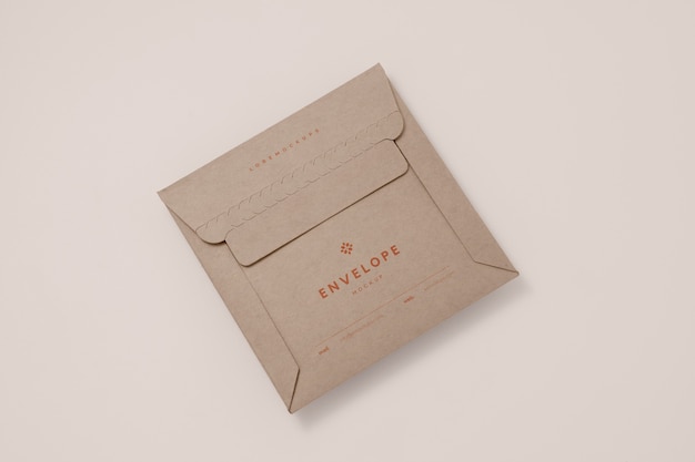Design mínimo de maquete de envelope de papelão