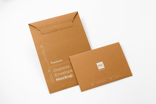 Design mínimo de maquete de envelope de papelão