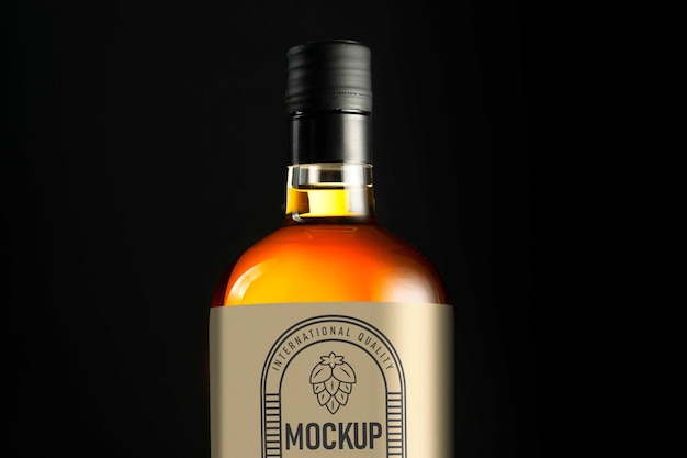 Design mock-up di bottiglia di alcol in vetro