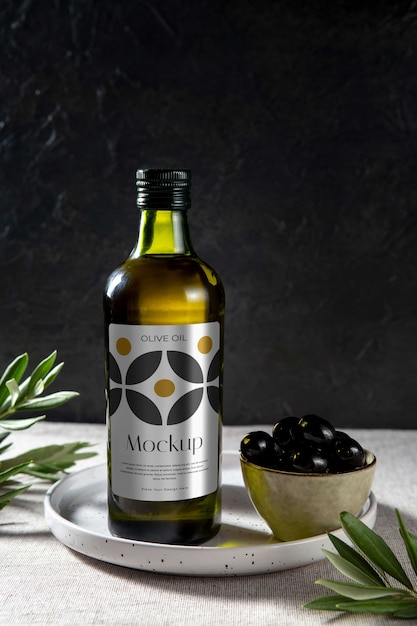 Design mock-up di una bottiglia di olio d'oliva in vetro