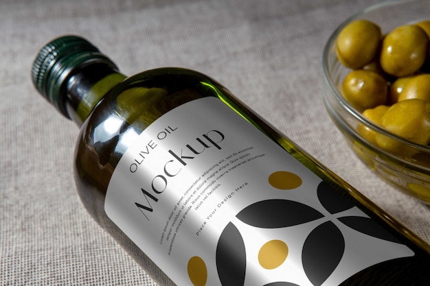 Design mock-up di una bottiglia di olio d'oliva in vetro