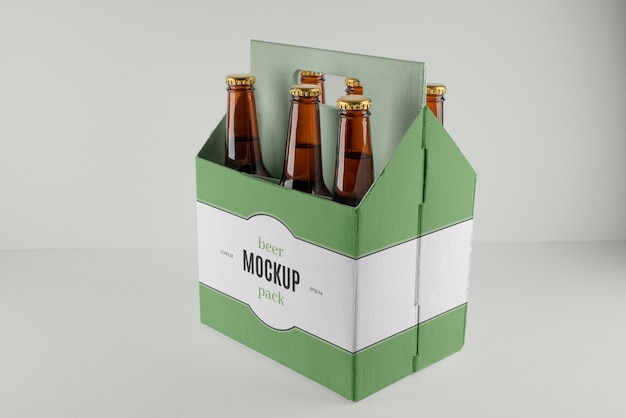 Design mockup di bottiglie di birra alcolica