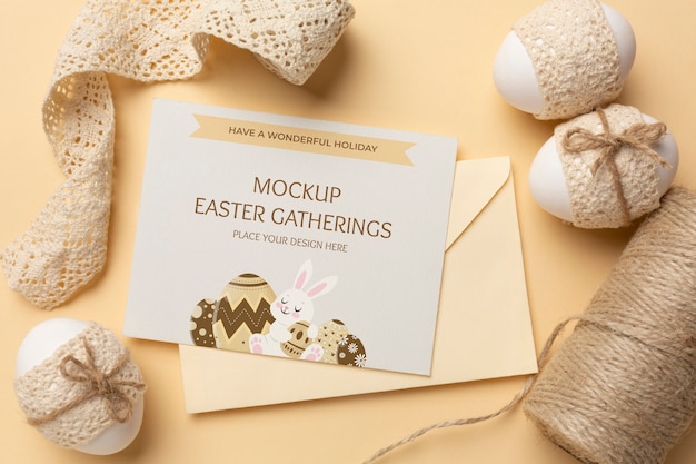 Design mockup di carta di buona pasqua con uova di Pasqua