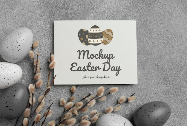 Design mockup di carta di buona pasqua con uova di Pasqua