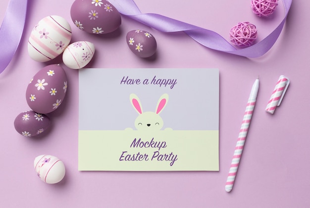 Design mockup di carta di buona pasqua con uova di Pasqua