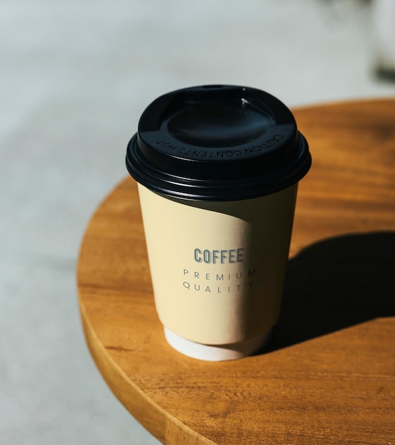 Design mockup di tazza di caffè monouso