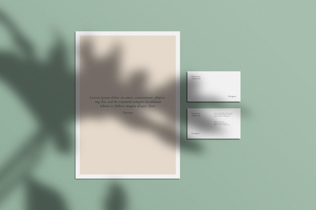 Design stazionario minimalista e semplice e creatore di scene di mockup di carta con ombra organica