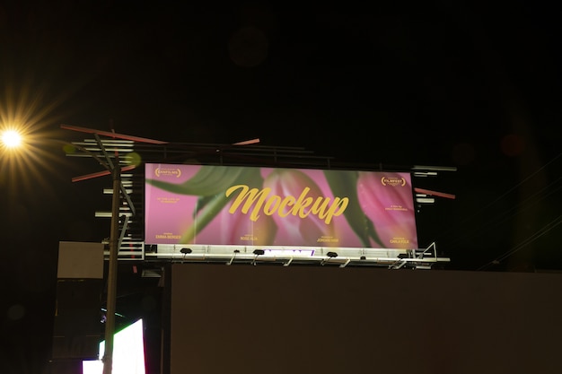 Design von Außenwerbe-Mockups in der Nacht