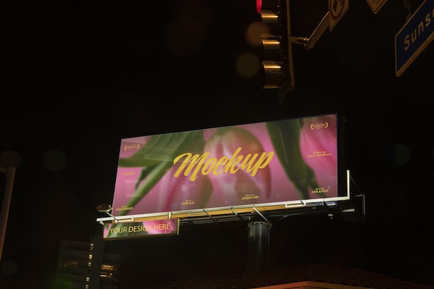 Design von Außenwerbe-Mockups in der Nacht