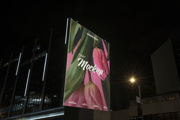 Design von Außenwerbe-Mockups in der Nacht