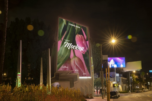 Design von Außenwerbe-Mockups in der Nacht