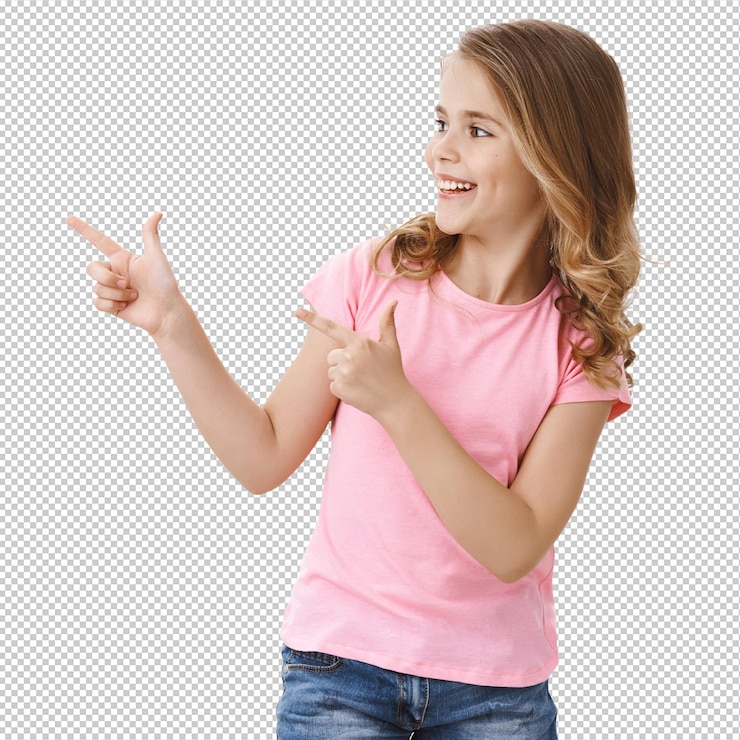 PSD despreocupado alegre sorrindo feliz menina loira virar à esquerda apontando o dedo pistolas copiar espaço saudação amigos da escola sorrindo encantado criança verificar legal copyspace promoção parede branca