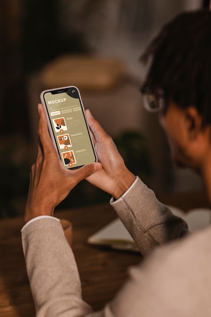 Detailní záběr osoby s mockupem telefonu