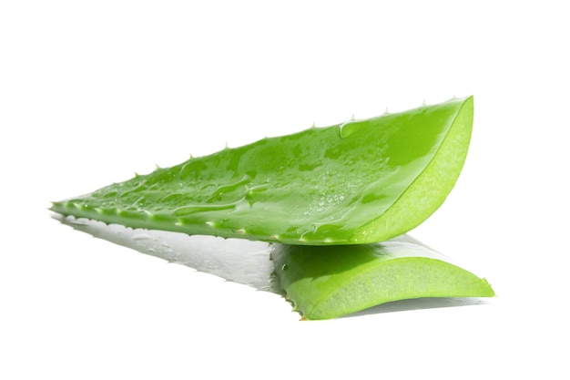 Deux feuilles d'aloe vera frais vert sur fond blanc