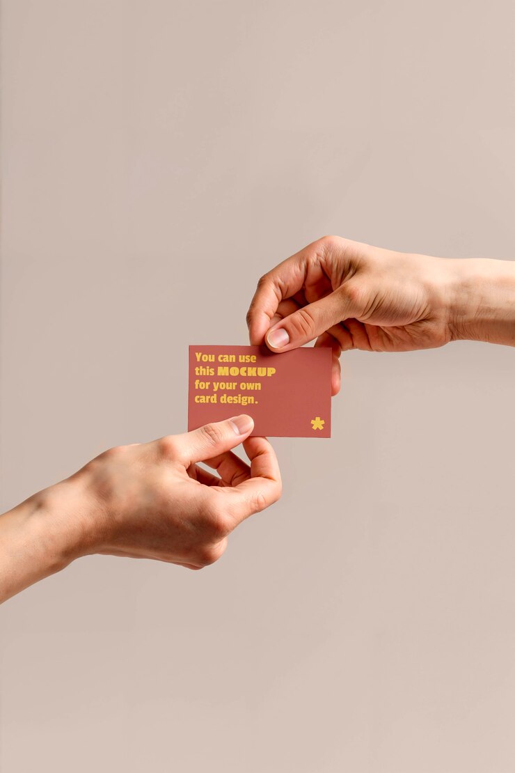 PSD deux mains tiennent une carte blanche avec " a " écrit dessus.