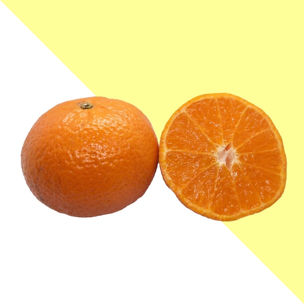 deux moitiés d'une orange sont représentées sur un fond jaune