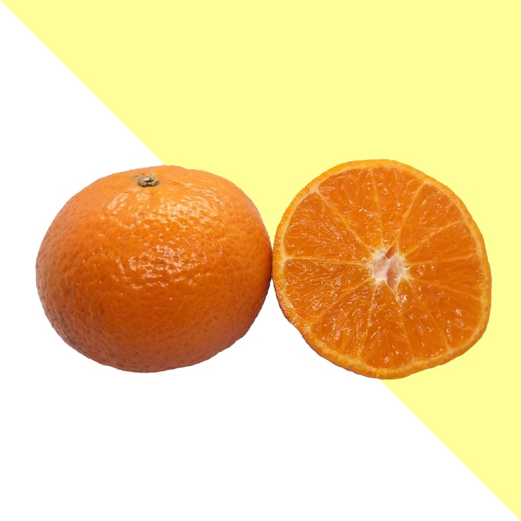 PSD deux moitiés d'une orange sont représentées sur un fond jaune