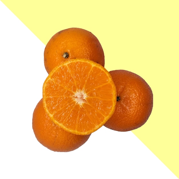 deux moitiés d'une orange sont représentées sur un fond jaune