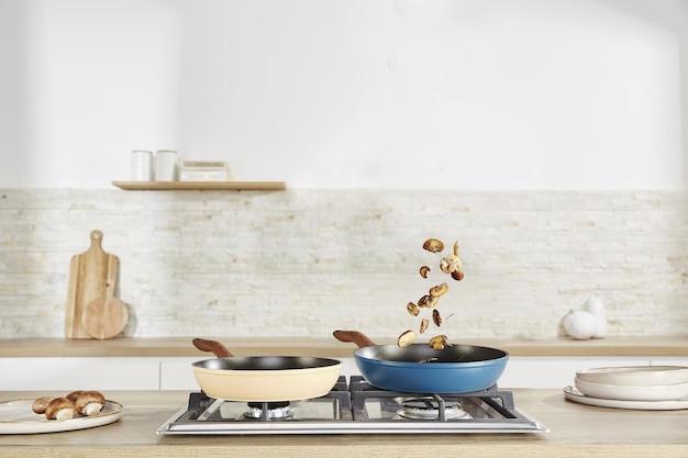 deux poêles à frire sur le poêle et le four dans la cuisine