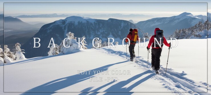 PSD deux randonneurs montent une montagne enneigée