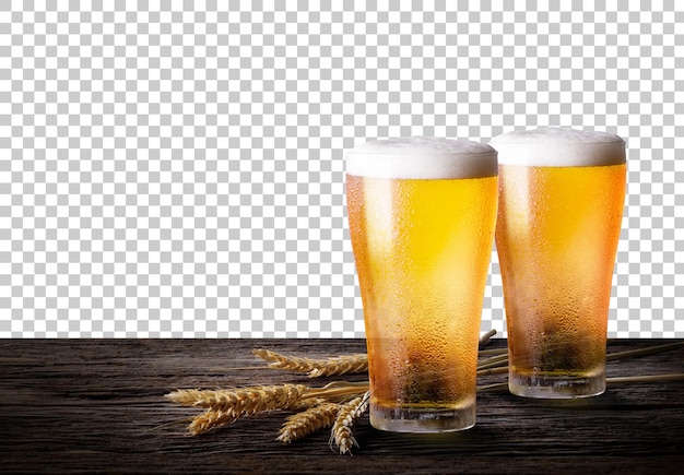 Deux verres de bière avec du blé sur une table en bois fond transparent png