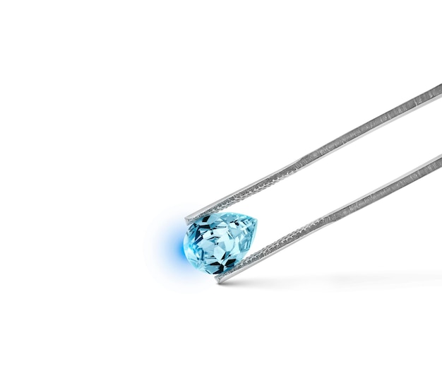 diamantes azuis mantidos em fundo transparente de pinça