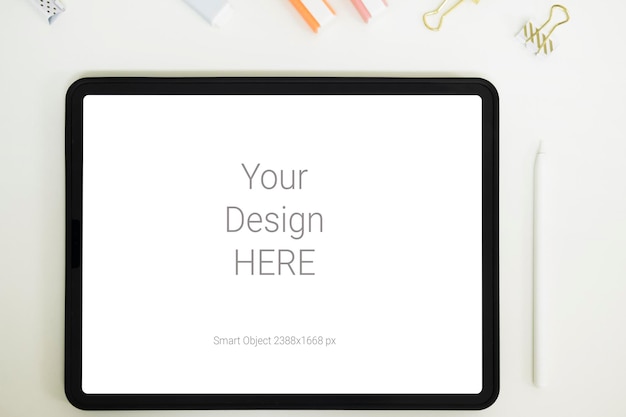 PSD digitales tablet-modell auf büroarbeitstisch.
