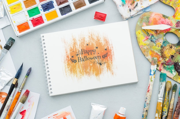 Disegni artistici di Halloween sul taccuino