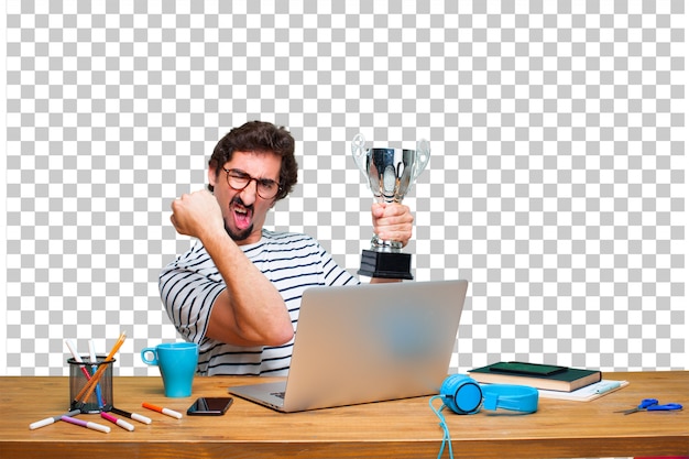 Diseñador gráfico loco joven en un escritorio con una computadora portátil y
