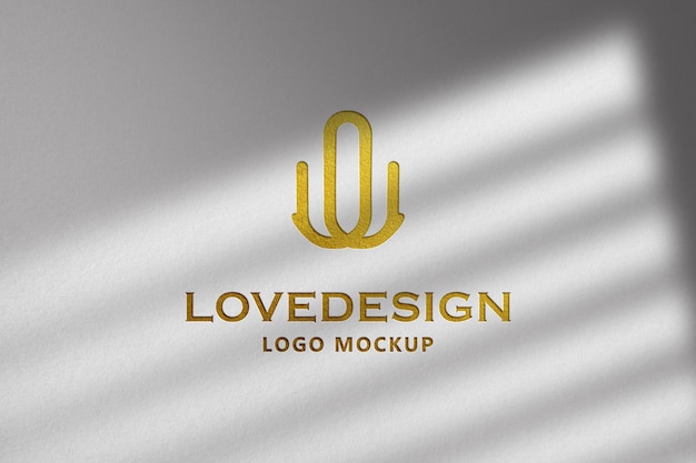 Diseño de estampado de logotipo dorado de maqueta de papel blanco