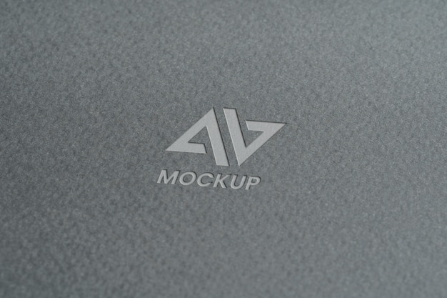 Diseño de logotipo de maqueta de mayúscula en papel gris minimalista