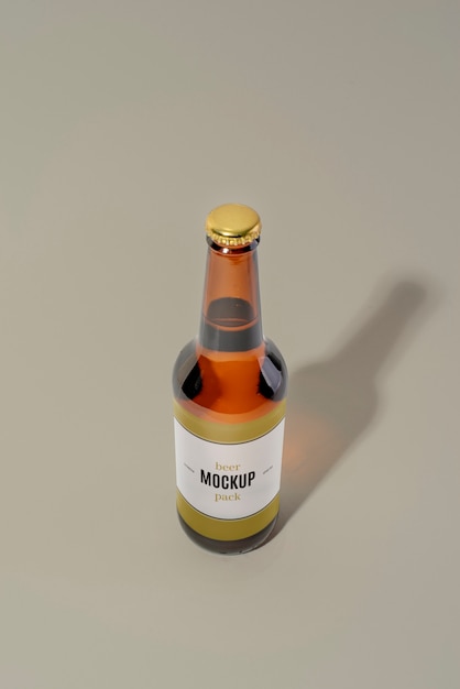 Diseño de maqueta de botella de cerveza alcohólica